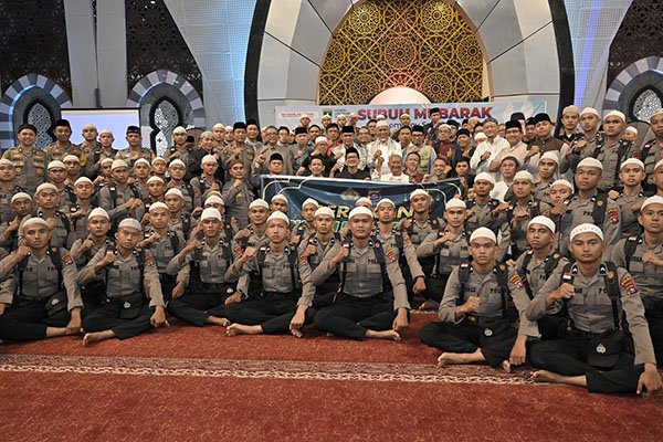 Gubernur dan Forkopimda Komit Jaga Trantibum Jelang Ramadhan 1 FOTO BERSAMA— Gubernur Sumbar Mahyeldi Ansharullah foto bersama usai peringatan Isra Mikraj Nabi Muhammad SAW bersama Kapolda Sumbar Irjen Pol Dr. Gatot Tri Suryanta di Masjid Raya Syech Ahmad Khatib Al Minangkabawi, Minggu (2/2).