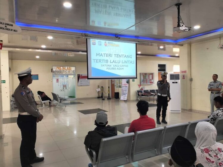 Operasi Keselamatan Singgalang 2025, Polres Agam Galakkan Edukasi Berlalu Lintas 1 EDUKASI TERTIB LALU LINTAS— Dalam rangka pelaksanaan Operasi Keselamatan Singgalang 2025, Satlantas Polres Agam menggelar serangkaian kegiatan edukasi kepada masyarakat untuk menekan angka kecelakaan di wilayah hukum Polres Agam.