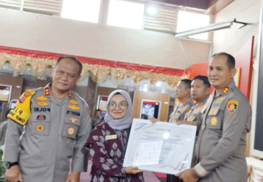Polres Agam Raih Predikat Terbaik dalam Layanan Publik Polda Sumbar 1 PRESTASI— Polres Agam kembali mencetak prestasi membanggakan dengan meraih peringkat pertama dalam kategori layanan publik terbaik di jajaran Polda Sumbar.