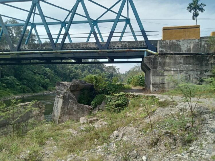 RUSAK PARAH—Beginilah kondisi Jembatan Lubuak Napa,Kecamaan Padang Sago, Padangpariaman yang hingga kini  makin rusak parah. Jembatan ini menghubungkan antara dua kecamatan, yaitu Kecamatan Padang Sago dan Kecamatan Patamuan.
