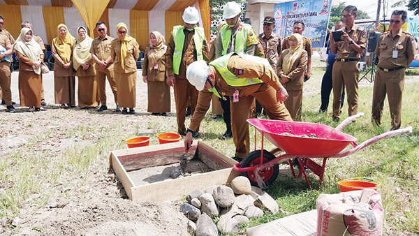 Tingkatkan Literasi, Pemko Bangun Gedung Perpustakaan 1 PELETAKAN BATU PERTAMA— Pj Wali Kota Padang Andree Harmadi Algamar, melakukan peletakan batu pertama pembangunan gedung perpustakaan daerah di Jalan Bagindo Aziz Chan No. 2, Kelurahan Alang Laweh, Senin (10/2).