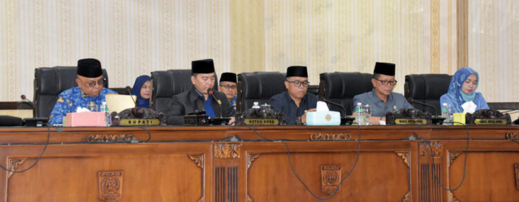 Tujuh Fraksi Sampaikan Pandangan atas Ranperda Penyelenggara Pendidikan 1 RAPAT PARIPURNA— DPRD Kabupaten Agam menggelar rapat paripurna tentang tanggapan fraksi terhadap bupati atas Ranperda penyelenggaraan pendidikan, Senin (17/2) di aula kantor bupati.