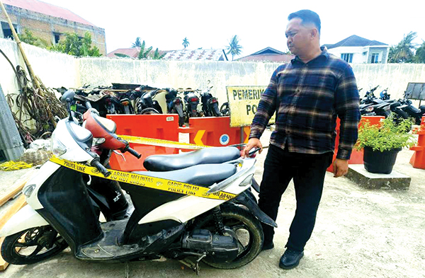 Spesialis Curanmor yang Beraksi di 17 TKP Ditangkap, Dijual ke Perkampungan, Harnya Rp 1,5 Juta hingga Rp 2 Juta 1 SPESIALIS CURANMOR— Kanit Reskrim Polsek Kuranji, Andy Hendriansyah memperlihatkan sepeda motor yang disita dari penangkapan pelaku spesialis curamor.
