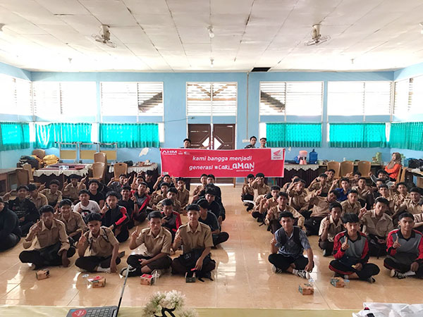 Honda Hayati Gelar Edukasi di SMKN 2 Sijunjung, Ajak Siswa jadi Pelopor Keselamatan Berkendara 1 EDUKASI KESELAMATAN BERKENDARA— Honda Hayati, bekerja sama dengan Dealer Cempaka Muaro, menggelar edukasi keselamatan berkendara dengan tema “Bangga Menjadi Generasi #Cari_Aman” di SMKN 2 Sijunjung pada Kamis (6/2).