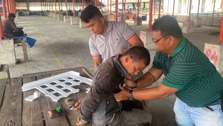 Curi 36 Buah Kelapa Tua, Buruh Harian Ditangkap 1 CURI KELAPA— Pelaku AP yang dilaporkan atas kasus pencurian kelapa tua di Pasar Lubuk Buaya ditangkap jajaran Polsk Koto Tangah.