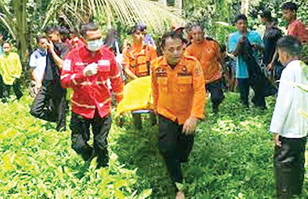 EVAKUASI— Tim SAR gabungan mengevakuasi jenazah nenek 70 tahun yang ditemukan tewas di aliran Sungai Batang Antokan, Kecamatan Lubuk Basung, Kabupaten Agam.