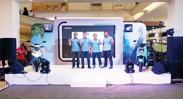 Honda Hayati Perkenalkan Motor Listrik CUV e: dan Icon e: 1 LAUNCHING MOTOR LISTRIK— Jajaran Manajemen PT Hayati Pratama Mandiri resmi memperkenalkan dua model sepeda motor listrik terbaru, CUV e: dan Icon e:, dalam sebuah acara yang digelar di salah satu pusat perbelanjaan di Kota Padang, Sabtu (8/2).
