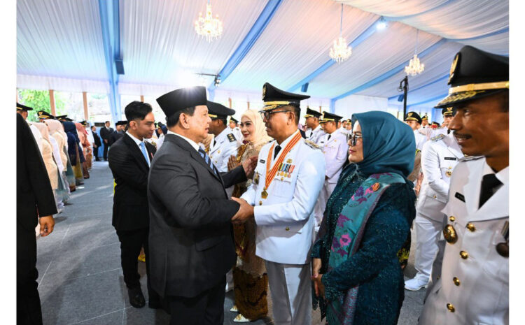 USAI—Bupati Solsel dan Wakil  Bupati  salami Presiden Prabowo Subianto, usai dilantik.