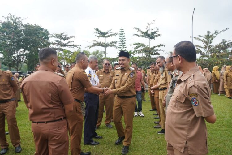 Usai Dilantik Presiden, Wabup Limapuluh Kota Ahlul Badrito Pimpin Apel Perdana 1 SALAMI PEGAWAI— Wakil Bupati Limapuluh Kota Ahlul Badrito melakukan silaturahmi bersama ASN dan pegawai lainnya, usai apel gabungan di halaman kantor bupati, Senin (24/2).