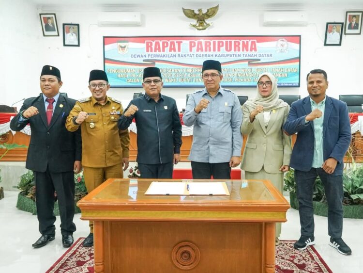 DPRD Tanahdatar Umumkan Pemberhentian dan Pengangkatan Bupati dan Wakil Bupati 1 RAPAT PARIPURNA—Ketua DPRD Tanahdatar Anton Yondra foto bersama Ketua KPU, Bawas dan Bupati terpilih Eka Putra, usai rapat paripurna.