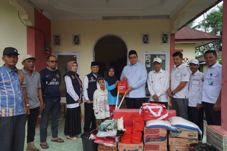 Wabup Ahmad Fadly Bantu Korban Kebakaran di Tanjung Emas 1 BANTUAN KORBAN KEBAKARAN—Wakil Bupati Tanah Datar Ahmad Fadly meninjau sekaligus menyampaikan rasa duka yang mendalam atas musibah kebakaran yang terjadi kemarin sore di jorong Koto Tangah, Nagari Koto Tangah, Kecamatan Tanjung Emas, Rabu (26/2).