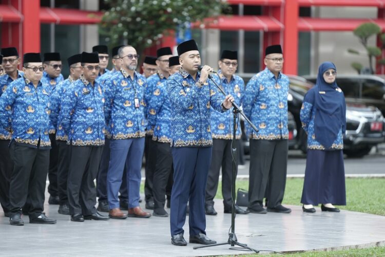 SAMBUTAN PERPISahAN— Wakil Gubernur Sumatera Barat Audy Joinaldy, memberikan sambutan perpisahan pada apelpagi, Senin (17/2).