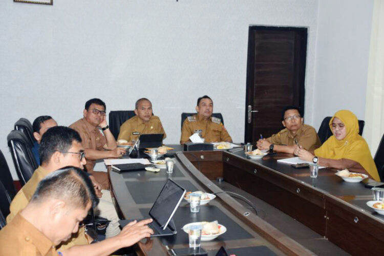 Pemkab Agam Komitmen Jaga Stabilitas Harga Menjelang Ramadan 1 RAKOR PENGENDALIAN INFLASI—
Wakil Bupati Agam, Muhammad Iqbal, mengikuti rakor Pengendalian Inflasi Tahun 2025 yang digelar secara virtual di Ruang Rapat Bupati Agam, Senin (24/2).