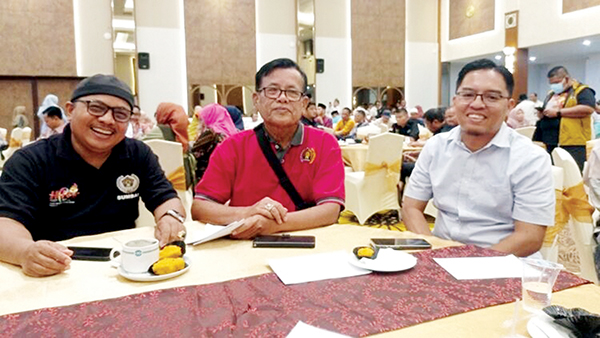 HADIRI HPN 2025— Wartawan senior asal Padangpanjang, Syamsoedarman (tengah) bersama Pemred POSMETRO PADANG Reviandi dan Wapemred Singgalang Sawir Pribadi, saat menghadiri peringatan HPN 2025 di Kota Pekanbaru, Provinsi Riau, Jumat (7/2).