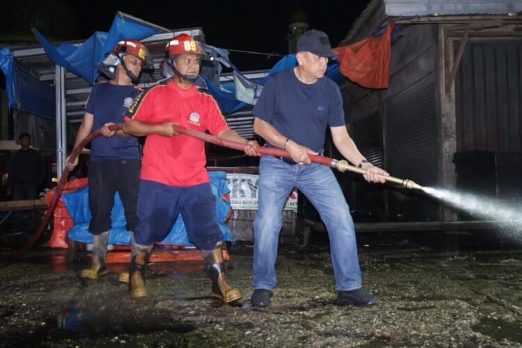Sambut Ramadhan 1446 H, Wawako Payakumbuh Bersihkan Pasar Ibuh 1 BERSIHKAN PASAR— Wakil Wali Kota Payakumbuh Elzadaswarman memimpin langsung pelaksanaan pembersihan Pasar Tradisional Ibuh jelang masuknya bulan suci Ramadhan 1446 Hijriah.