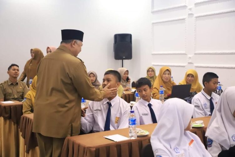 Pemko Solok Berikan Perhatian pada Sektor Pendidikan 1 BERIKAN—Wali Kota Solok Zul Elfian ketika memberikan semangat kepada siswa untuk giat belajar.