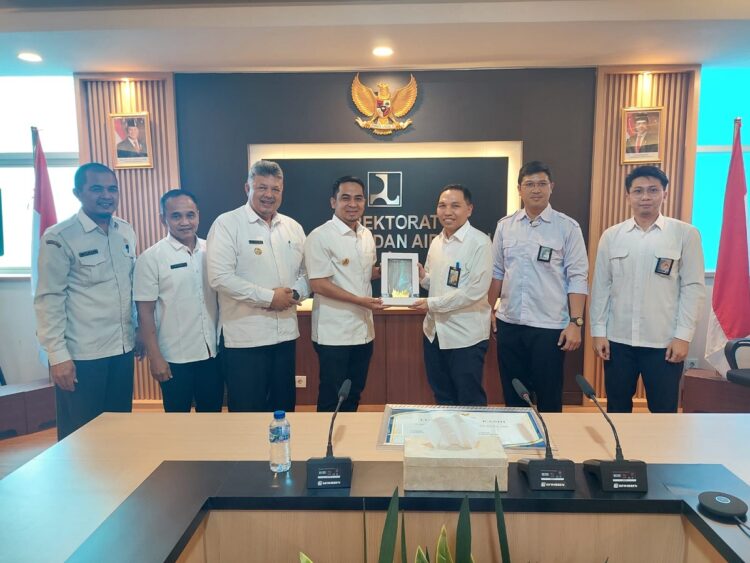 SERAHKAN—Pemerintah Kota Solok saat menyerahkan piagam ucapan terima kasih kepada pihak Kementerian PUPR.