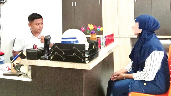 PEMERIKSAAN—  Seorang wanita yang menyelundupkan barang terlarang ke dalam Lapas Kelas IIA Padang, berhasil digagalkan petugas saat dilakukan pemeriksaan ketat. Dua headset dan dua unit kabel cas disembunyikan di dalam pakaian dalam salah seorang pengunjung wanita dan sebuah handphone di dalam bungkusan keripik.