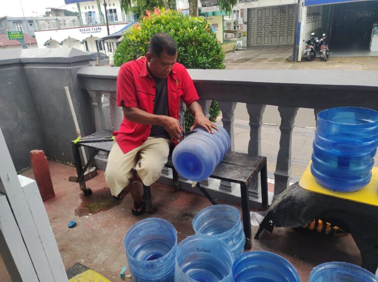 Dukung Konsep Pengelolaan sampah yang Lebih Baik, Warga Binaan Laksanakan Program Penyediaan Pemilihan Sampah 1 SULAP GALON—Warga Binaan Rutan Batusangkar sedang menyulap galon bekas menjadi tempat sampah sederhana yang berdaya guna.