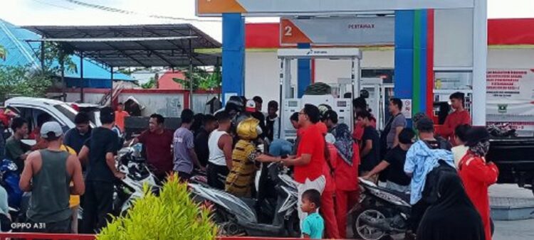 Pertalite Langka di Mentawai, Warga Sipora Utara Antre Hingga Malam 1 ANTREAN HINGGA MALAM— Ratusan warga Sipora Utara, Tuapejat, terlihat antrean dari pagi hingga malam di salah satu SPBU, karena kelangkaan BBM.