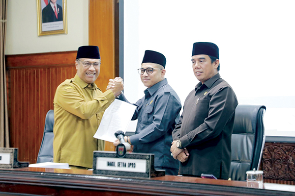 Wawako Bukittinggi Hantarkan LKPJ 2024 dan Dua Ranperda, Realisasi Pendapatan Daerah Capai 95,62 Persen 1 HANTARKAN LKPJ— Wawako Bukittinggi, Marfendi, hantarkan secara resmi LKPJ tahun anggaran 2024, bersama dua Ranperda, dalam rapat paripurna, di gedung DPRD Bukitinggi, Selasa (4/2).