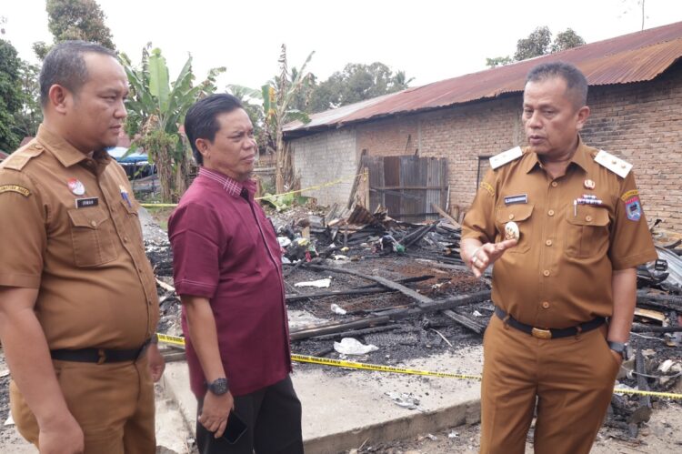 Wawako Payakumbuh Serahkan Bantuan Bagi Korban Kebakaran 1 TINJAU KORBAN KEBAKARAN— Wawako Elzadaswarman bersama Ketua Baznas Edi Kusmana dan Kadis Sosial Irwan Suwandi, meninjau lokasi kebakaran sekaligus menyerahkan bantuan untuk para korban.