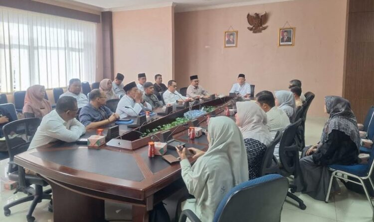 Kabupaten Pasaman Berkinerja Sangat Baik 1 PEMERIKSAAN—Tim Inspektorat Sumbar saat lakukan pemeriksaan di Kantor Inspektorat Kabupaten Pasaman, di Kompleks Kantor Bupati Kabupaten Pasaman.