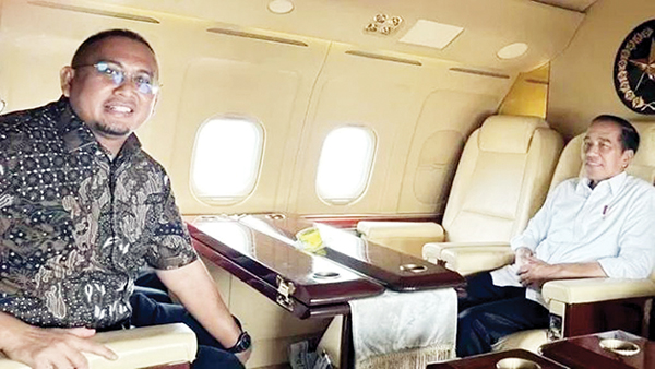 BANDARA MENTAWAI— Wakil Ketua Komisi VI DPR RI Andre Rosiade bersama mantan Presiden Jokowi pada 25 Oktober 2023 saat meresmikan Bandar Udara Mentawai.