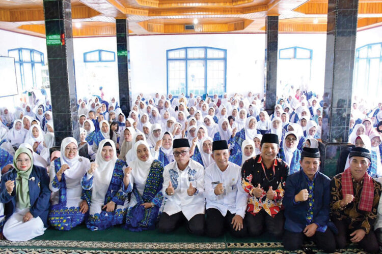 Wirid Bulanan BKMT Kecamatan Palupuh, Ny. Yenni Andri Warman Ajak Masyarakat Tingkatkan Ibadah 1 WIRID BULANAN BKMT—
Ketua BKMT Kabupaten Agam Ny Yenni Andri Warman hadiri wirid bulanan BKMT Kecamatan Palupuh, di Masjid Al- Mukhsinin, Jorong Aur Kuning, Nagari Pasia Laweh, yang dihadiri lebih dari 400 orang, Minggu (16/2).