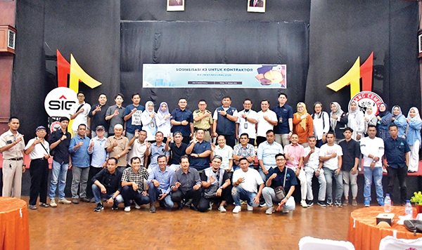 Wujudkan Tempat Kerja Aman, PT Semen Padang Edukasi Kontraktor 1 SOSIALISASI K3— PT Semen Padang menggelar sosialisasi K3 bagi para vendor dan kontraktor yang bekerja di lingkungan perusahaan, di Gedung Serba Guna PT Semen Padang pada Selasa (11/2).