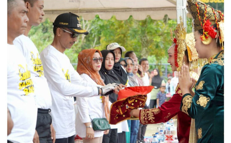 SAMBUT— Wakil Bupati Solok Selatan Yulian Efi saat sampai di acara 
disambut dengan suriah dalam carano.