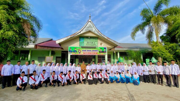 Plt Kadisdik Ricky Falentino Kunjungi MTsN 1, 7 Kebiasaan Anak Indonesia Hebat Harus Dilaksanakan 1 BERFOTO BERSAMA—Plt Kepala Dinas Pendidikan Dasar dan Menengah Kota Pariaman Ricky Falentino berfoto bersama usai menjadi pembina upacara di MTsN 1 Kota Pariaman.