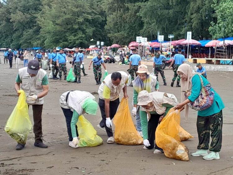aksi bersih— Kegiatan aksi bersih pantai di Air Manis dalam rangkaian Peringatan HPSN 2025 di Pantai Air Manis Padang, Minggu (23/2).