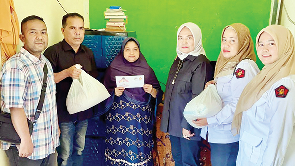 Andre Rosiade Bantu Keluarga Agen Bus yang Meninggal Terlibat Cekcok di Depan Kampus UNP 1 BERIKAN BANTUAN— Tim Andre Rosiade memberikan bantuan kepada keluarga agen bus yang meninggal terlibat cekcok di depan kampus UNP.