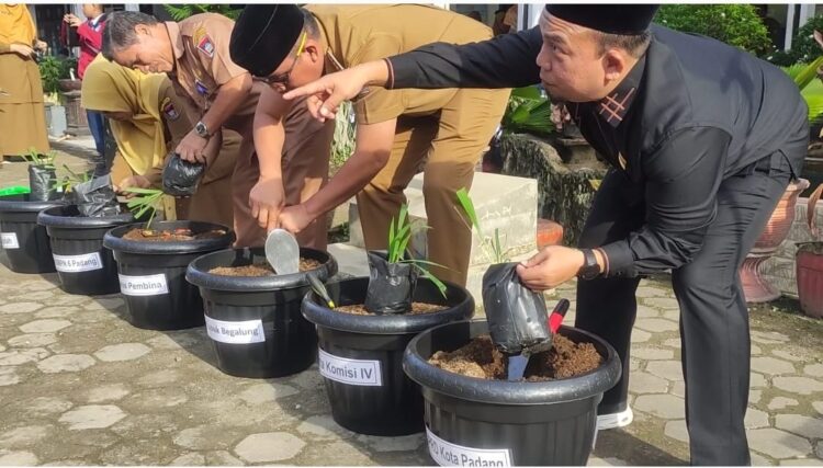 Launching Budidaya Bawang Dayak di SMPN 6, Muharlion: Perusahan Besar Diharapkan bisa Mendukung Modal dan Pemasaran 1 budidaya Bawang Dayak--Ketua DPRD Kota Padang, H. Muharlion, S.Pd. MM launching budidaya Bawang Dayak di SMPN 6 Padang.