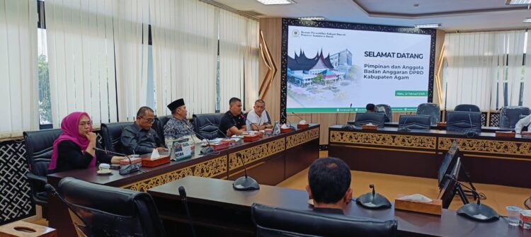 Banggar DPRD Agam Kunjungi DPRD Sumbar, Bahas Persoalan Anggaran Daerah 1 kunjungi --Pimpinan dan angota Badan Anggaran (Banggar) DPRD Kabupaten Agam saat kunjungi DPRD Sumbar.
