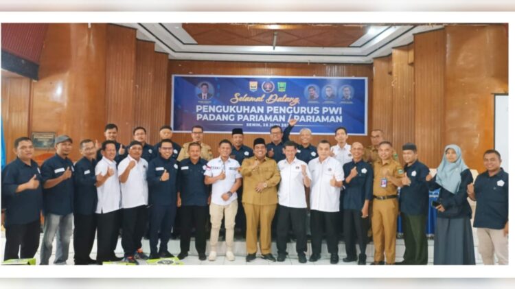 Bupati Suhatri Bur Ucapkan Terima Kasih 1 BERSAMA WARTAWAN— Bupati Suhatri Bur bersama wartawan usai kegiatan, beberapa waktu lalu.