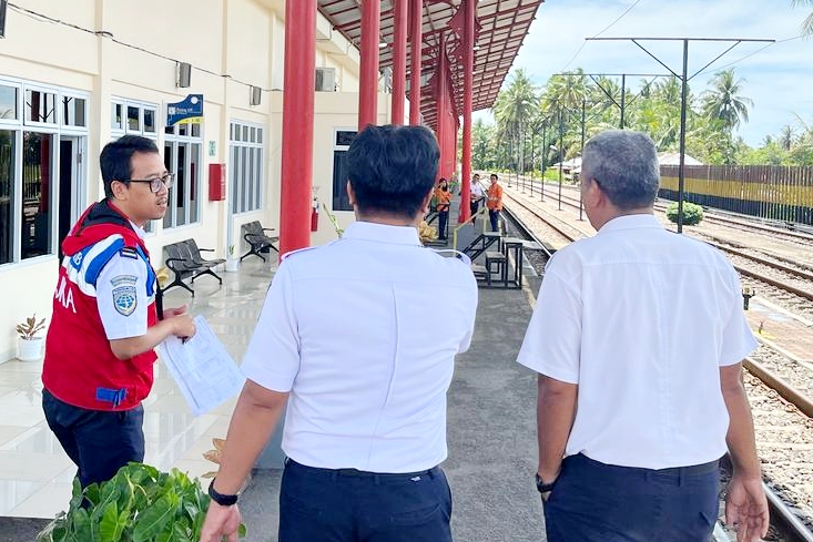 Pastikan Keselamatan dan Kenyamanan Angkutan Lebaran, KAI Gelar Ramp Check 9 Stasiun Kereta Api di Sumbar 1 PT KAI Divre II Sumbar bersama BTP Kelas II Padang Kementerian Perhubungan menggelar ramp check di stasiun kereta api di Sumbar. Foto: M. As’ad Habibuddin/ Kepala Humas KAI Divre II Sumbar