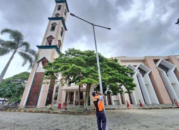 Dishub Perbaiki Sejumlah PJU depan Masjid, Berikan Rasa Aman saat Ramadhan 1 PERBAIKI—Terlihat persinel Dinas Perhubungan Kota Solok, melalui Bidang Prasarana dan Keselamatan melakukan perbaikan lampu Penerangan Jalan Umum (PJU) yang ada di masjid.