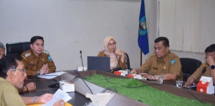 Sawahlunto Siap Laksanakan, Program Cek Kesehatan Gratis secara Bertahap 1 BAHAS— Penjabat (Pj) Wali Kota Sawahlunto Fauzan Hasan dan Kadinkes Ranu Vera Mardianti membahas pelaksanaan cek kesehatan gratis,