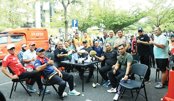 CFD Padang jadi Sarana UMKM Memperluas Pasar 1 NIKMATI DURIAN— Kapolda Sumbar Irjen Pol. Dr. Drs Gatot Tri Suryanta, M.Si, CSFA bersama Pejabat utama Polda Sumbar langsung terjun ke tengah masyarakat untuk mengikuti kegiatan Hari Bebas Kendaraan Bermotor (HBKB) atau Car Free Day (CFD) dan Festival Makan Durian Basamo, Minggu (2/2) lalu.