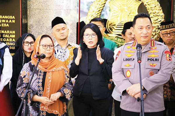 Sinergi Polri-PBNU, Tangani Kekerasan di Sekolah dan Pesantren Secara Serius 1 BERI KETERANGAN— Kapolri Jenderal Listyo Sigit Prabowo dan Ketua PBNU Alissa Wahid menberikan keterangan usai pertemuan di Mabes Polri.