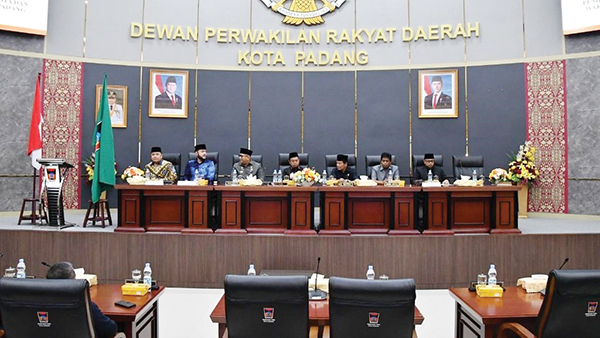 DPRD Kota Padang Gelar Rapat Paripurna, Wali Kota dan Wakil Wali Kota Terpilih Ditetapkan 1 Rapat Paripurna dipimpin Ketua DPRD Kota Padang, Muharlion didampingi para Wakil Ketua. Hadir Penjabat (Pj) Wali Kota Padang Andree Algamar dan Wali Kota terpilih Fadly Amran.