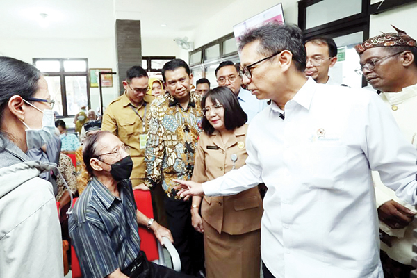 Anggaran Rp 4,7 Triliun, Cek Kesehatan Gratis Sasar 10.000 Warga per Tahun 1 TINJAU— Menkes Budi Gunadi Sadikin saat meninjau langsung program cek kesehatan gratis (CKG) perdana di Puskesmas Manukan Kulon, Tandes, Surabaya, Senin (10/2).