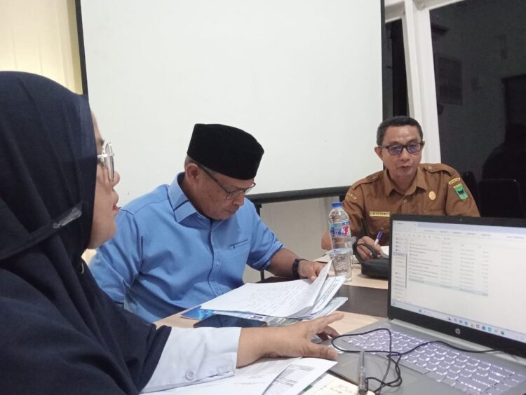 Tingkatkan Pelayanan Publik, Demi Kemajuan Perumda Tirta Anai Kedepannya 1 RAPAT— Direktur Perumda Tirta Anai Aminuddin saat rapat bersama Ketua Dewas Mulyadi dan semua Karyawan dan karyawatinya