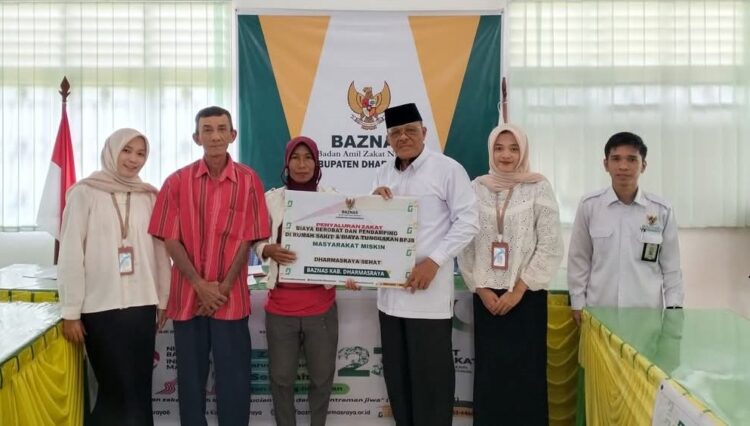 Baznas Kabupaten Dharmasraya, Salurkan Zakat Membantu Pembiayaan Kesehatan Masyarakat 1 SALURKAN DANA ZAKAT— Ketua Baznas Dharmasraya menyalurkan zakat untuk masyarakat yang membutuhkan biaya kesehatan
