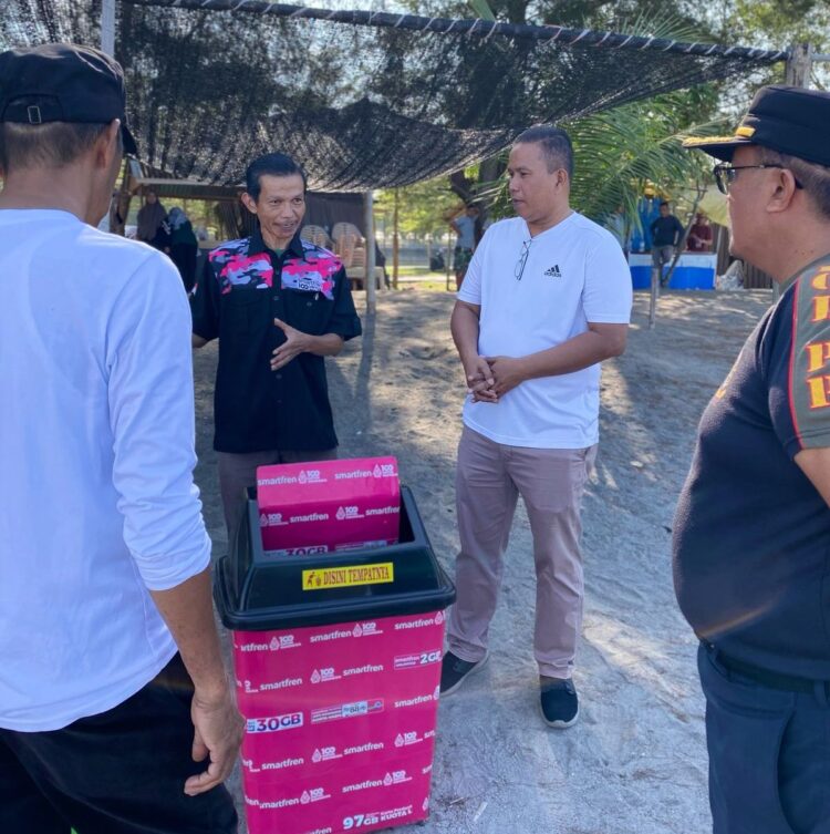 Smartfren dan Pemko Pariaman Gelar Aksi Bersih Pantai 1 BERSIH PANTAI-Area Sales Manager Smartfren Team Sumbar, Fakhrurrozi bersama Wakil Wali Kota Pariaman, Mulyadi saat aksi bersih pantai.
