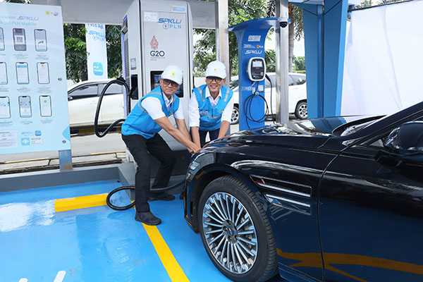 Penuhi Kebutuhan Pelanggan di Seluruh Indonesia Sepanjang 2024, PLN Sukses Tambah Jumlah SPKLU hingga 299% 1 berhasil meningkatkan--Sepanjang tahun 2024, PLN berhasil meningkatkan jumlah Stasiun Pengisian Kendaraan Listrik Umum (SPKLU) hingga 299% atau dari 1.081 unit di 2023 menjadi 3.233 unit di 2024.