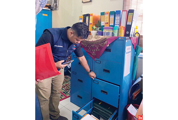 PEMERIKSAAN— Tim Ombudsman Perwakilan Sumbar saat melakukan pemeriksaan ke sejumlah sekolah terkait masih adanya pihak sekolah menahan ijazah siswaatau peserta didik.