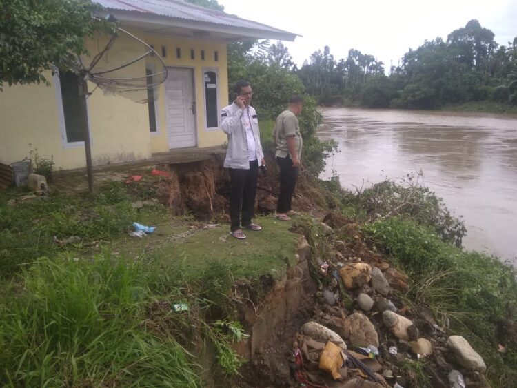 Normalisasi Aliran Batang Anai Mendesak, Butuh Biaya Hingga Ratusan Miliar Rupiah 1 NORMALISASI BATANG ANAI— Waloi Korong Setdon melakukan peninjauan Batang Anai, khususnya di sekitar kawasan Nagari Sungai Buliah Selatan, Kecamatan Batang Anai. Normalisasi perlu dilakukan mengingat kondisi kerusakan lingkungan akibat seringnya peristiwa luapan banjir di sekitar kawasan itu.